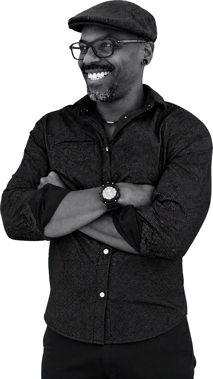 Jean-Yves Zinsou (Jey), souriant, les bras croisés.